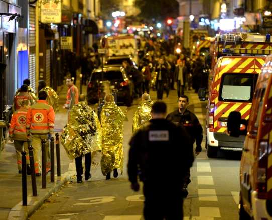 A Paris et au Stade de France, dans la nuit du 13 au 14 novembre 2015, une série d'actes terroristes font 130 morts