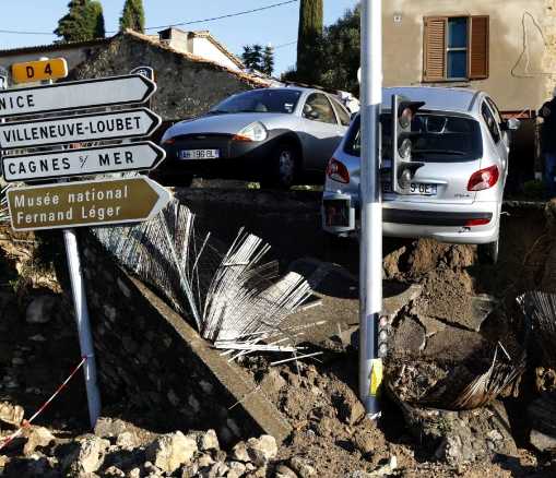 Un orage diluvien sur la Côte-d'Azur provoque d'importants de très dégâts matériels, et surtout, cause la mort de 20 personnes.