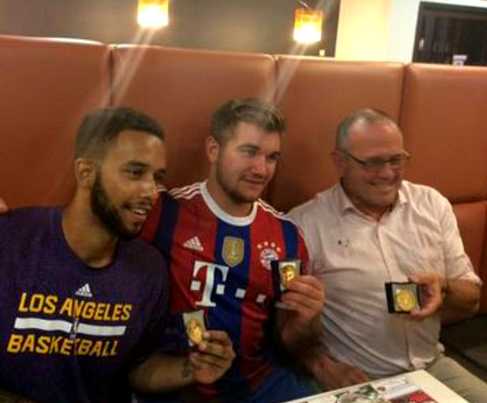 Sur la ligne de TGV Amsterdam Paris, plusieurs passagers du Thalys dont trois américains désarment courageusement le terroriste Ayoub El Khazzani , évitant ainsi plusieurs meurtres.   