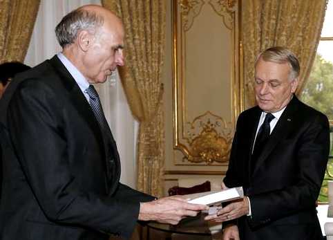 Bernard Pcheur remet son rapport sur la fonction publique au premier ministre Jean-Marc Ayrault,      le 4 novembre  Matignon.